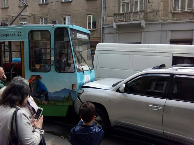 ДТП та припарковані авто затримали електротранспорт Львова майже на 100 годин