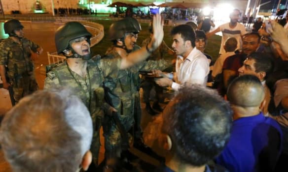 У Туреччині – військовий переворот. Куди українцям звертатися за допомогою?