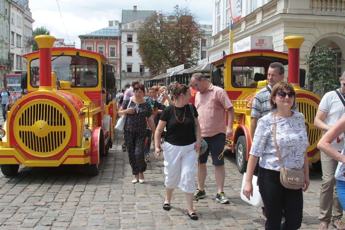 Туристи замінили львів’ян на площі Ринок. Тепер треба змінити туристів
