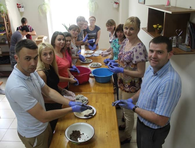 Як львівські аптекарі готують смаколики для військових. Відео