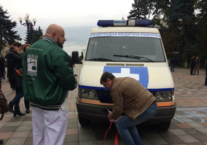 Львівський педіатр протягнув зубами «швидку» на підтримку медреформи