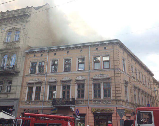 Пожежа в центрі Львова: вогонь пошкодив три квартири
