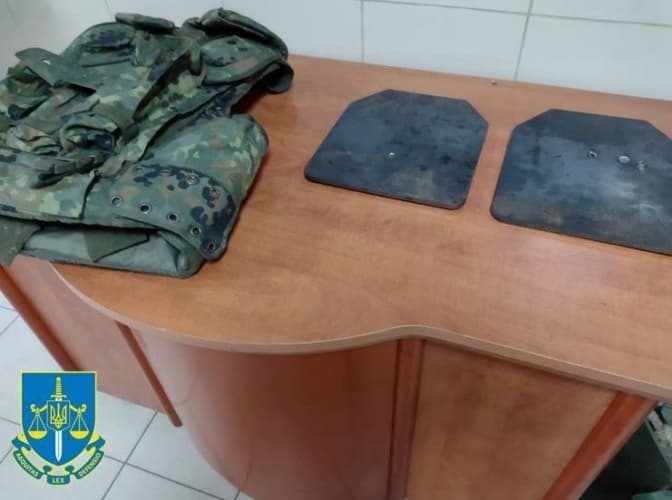 На Львівщині зловмисник продавав волонтерам непридатні пластини для бронежилетів