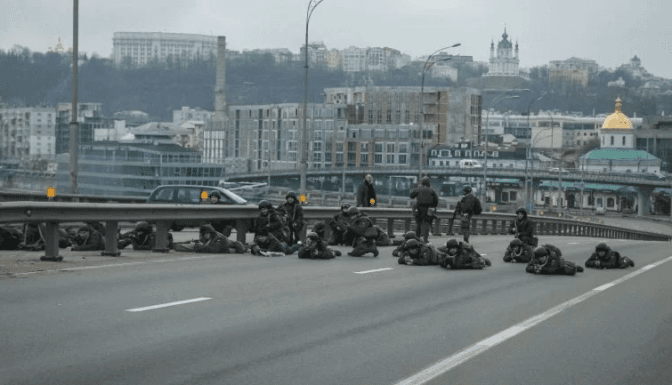 Фото: Українські сили захищають Київ, 25 лютого 2022 (Фото:REUTERS/Gleb Garanich), НВ