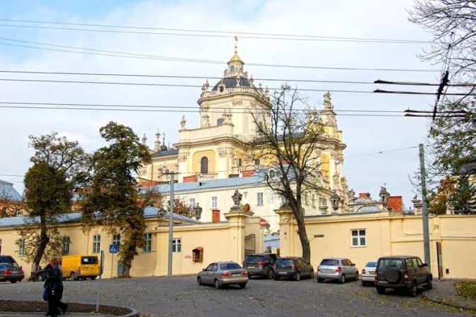 Львів’ян запрошують прибрати територію біля собору св. Юра