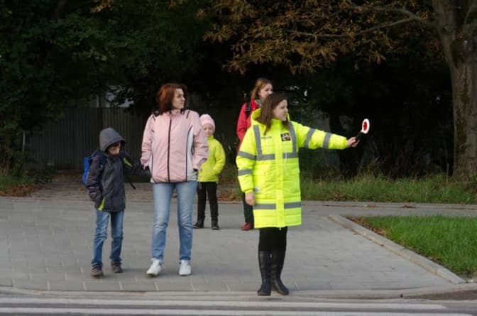 Як львівським школярам допомагають переходити дорогу. Фото