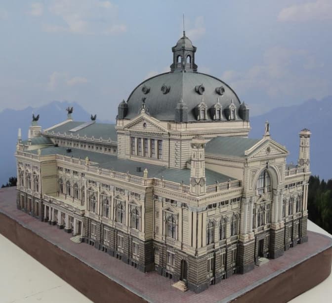 На Львівщині майстер створює унікальні паперові копії пам'яток архітектури. Фото