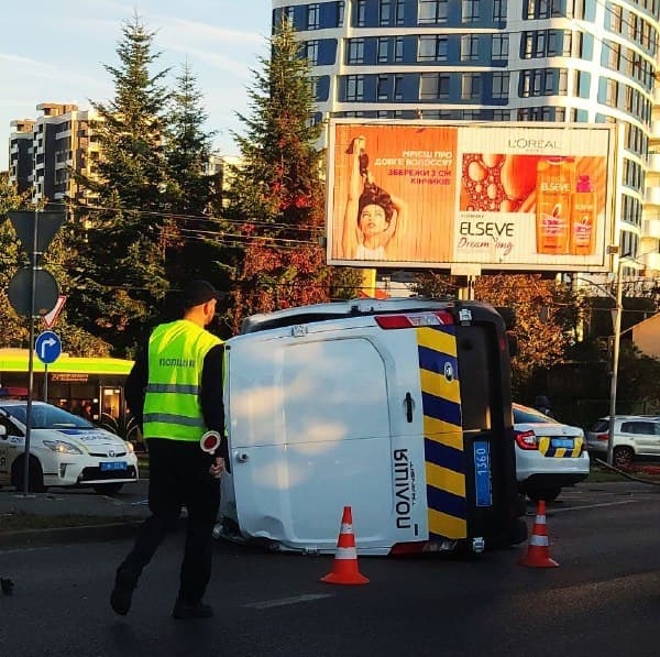 У Львові легковик зіткнувся з бусом поліції. Рух транспорту ускладнений. Фото, відео. Доповнено