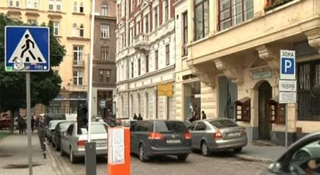 У Львові розшукують вандалів, які пошкодили шлагбаум на парковці. Відео