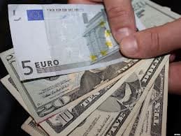 У львівських банках бракує доларів, євро поки що є