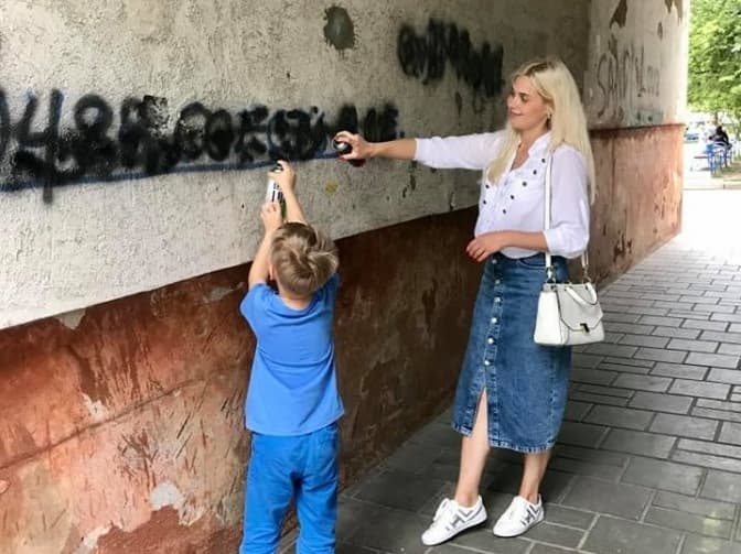 У Львові знищили рекламу понад 200 наркосайтів. Фоторепортаж