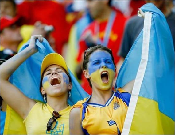 За футбольне селфі – м’яч з автографами футболістів