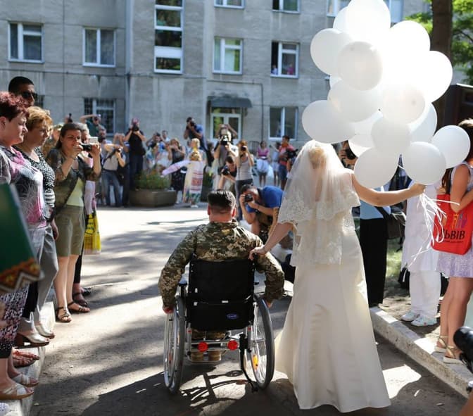 У львівському госпіталі відсвяткували весілля воїна АТО. Відео