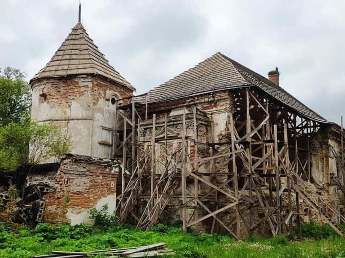 У Поморянському замку починають реставрувати східну вежу