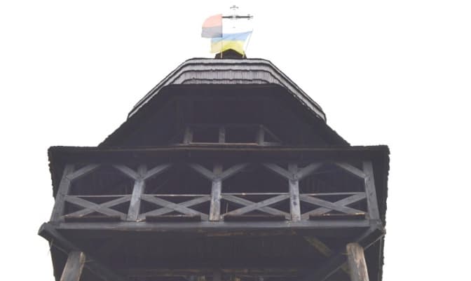 У Карпатах освятили унікальну дзвіницю