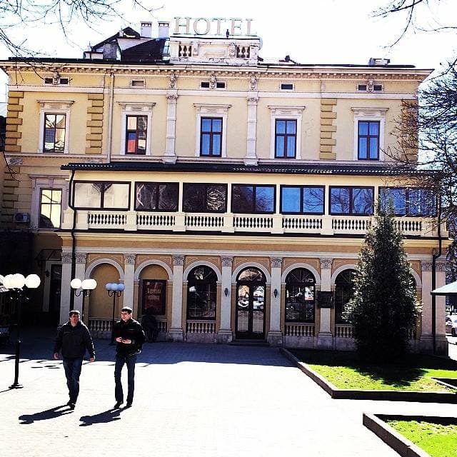 Львів'яни обурені добудовою з пластиковими вікнами в центрі міста. Фото