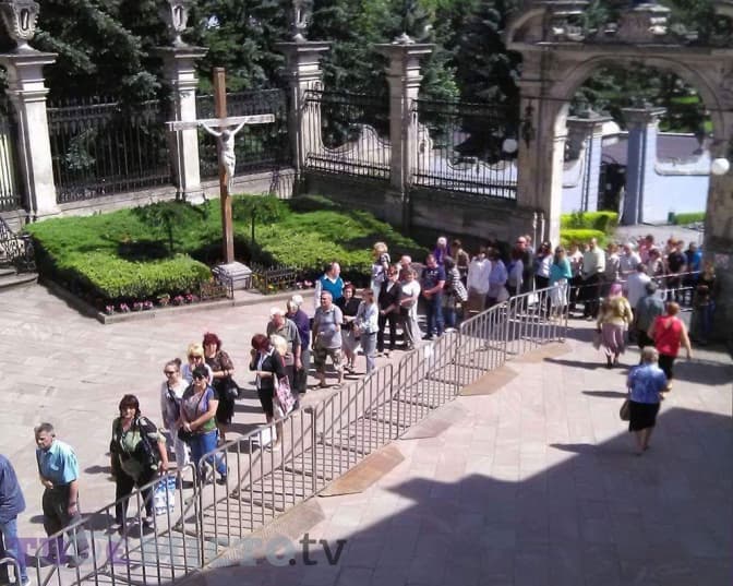 Фото дня: до собору св. Юра шикується черга охочих попрощатися з Любомиром Гузаром