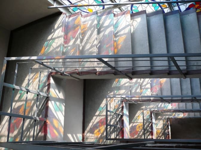 У Львові на смітник викинули 100 вітражів, а натомість поставили пластикові вікна. Фото