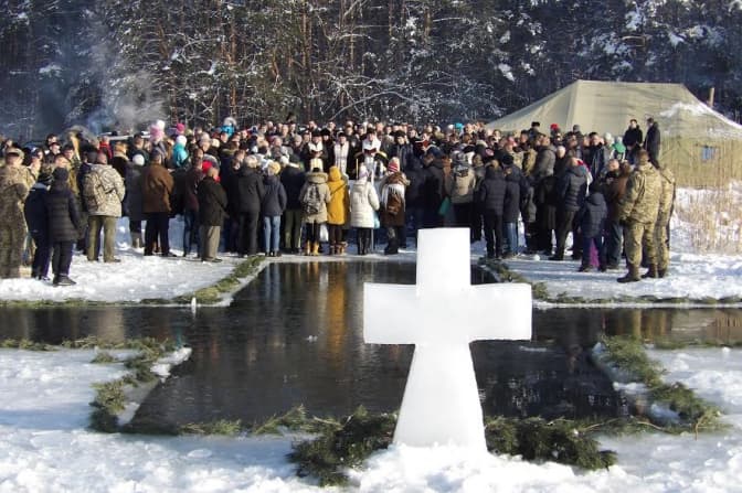 Львівські солдати пірнули в ополонку на Водохреща. Фото