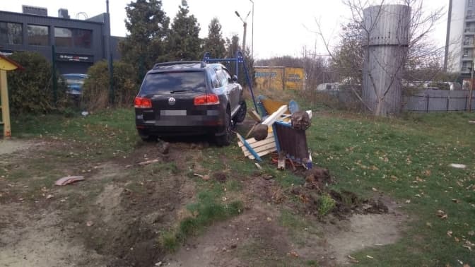 За кермом автівки, яка рознесла дитячий майданчик у Львові, був п'яний поліцейський