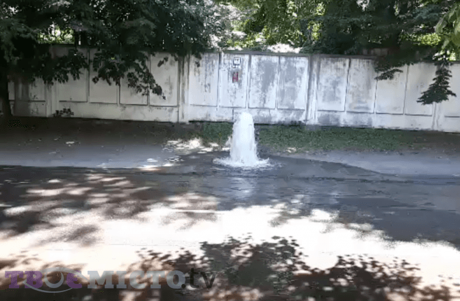 Ситуація на дорогах Львова: вулиця Дашкевича залита водою. Фото, відео