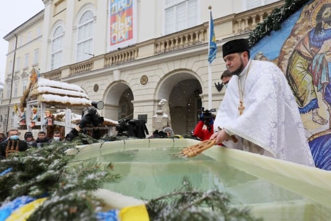 Львів'яни можуть сьогодні на площі Ринок набрати освяченої води