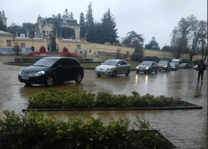 Через ремонт Бандери автівки у Львові їдуть через відреконструйований сквер біля Церкви Юра