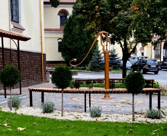 У Львові відновили єдину водяну помпу зі свердловиною. Фотофакт