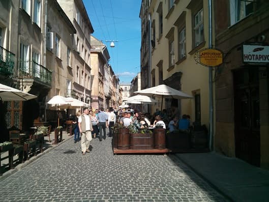 У центрі Львова самочинно розміщують літні майданчики