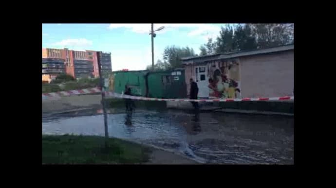 На вулиці Окуневського у Львові калюжа заблокувала дорогу