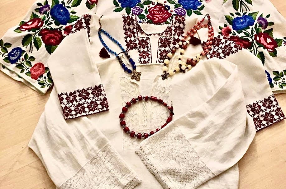 «Узяла сорочку, коли їхала з України, і передам доньці». Історія однієї вивезеної вишиванки