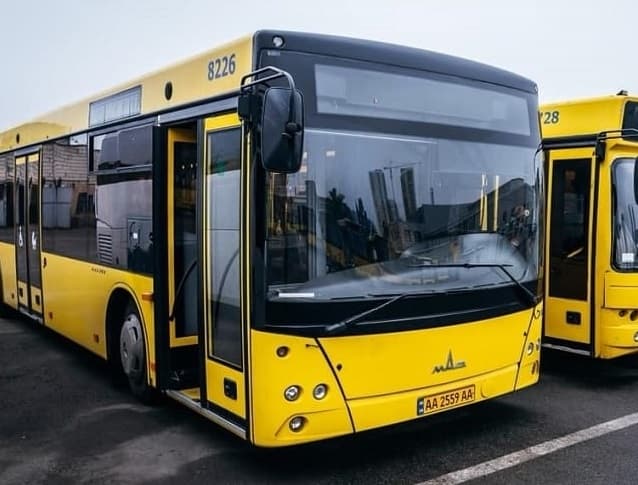 Завтра у Києві відновлять роботу кілька автобусів та тролейбус