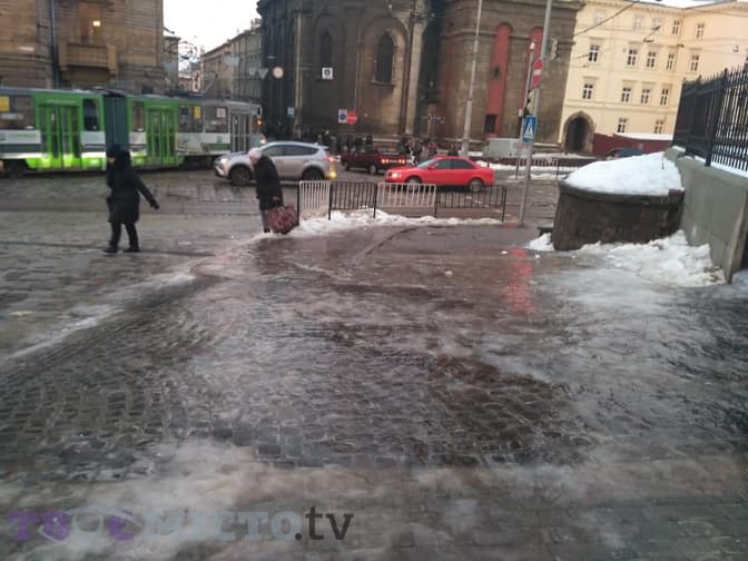 У міськраді Львова пояснили, чому зранку хідники були слизькі, і пообіцяли покарати винних