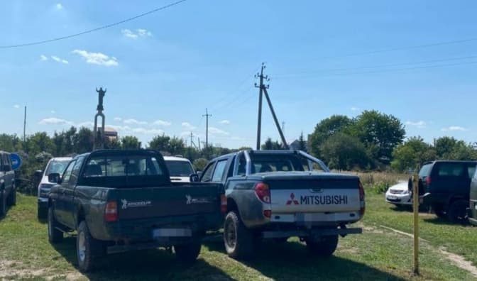 Керівника благодійного фонду на Львівщині викрили на продажі автомобілів, призначених для ЗСУ