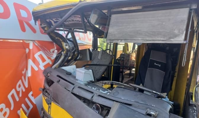 У Львові маршрутка в’їхала у колонку АЗС. Є постраждалі