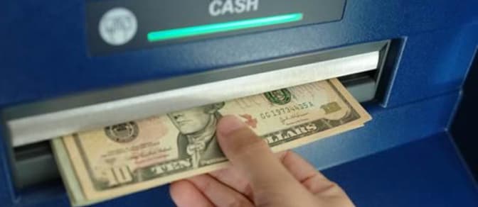 Від завтра НБУ заборонить видавати з карток валюту