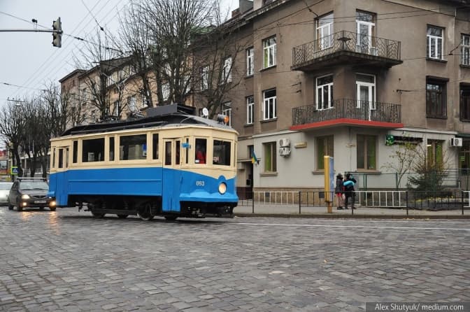 Львовом курсує 111-літній трамвай. Фотофакт