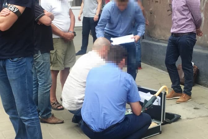 У Львові на хабарі затримали працівника Державної виконавчої служби