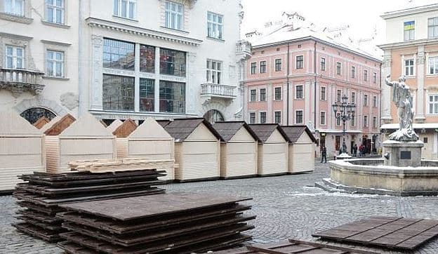 У Львові почали монтувати різдвяний ярмарок. Фото