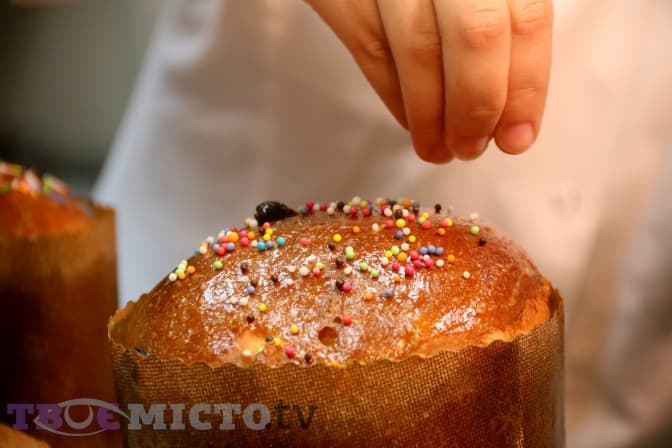 Як правильно випікати паску: секрети львівських майстринь. Фоторепортаж