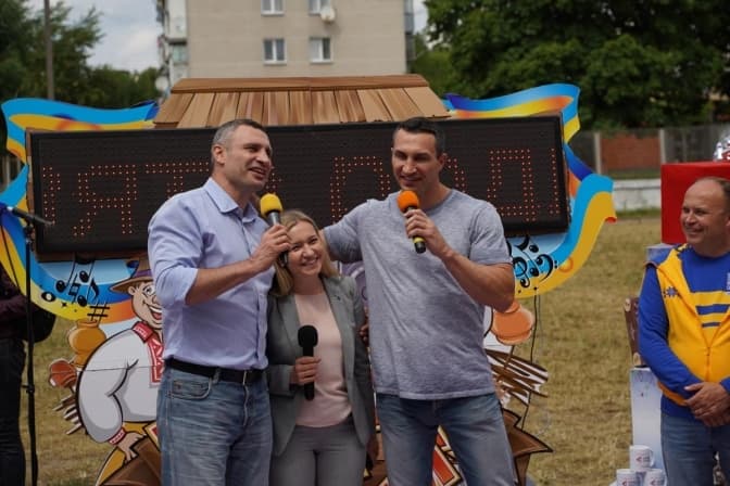 Хто стоїть за плечима Оксани Юринець?