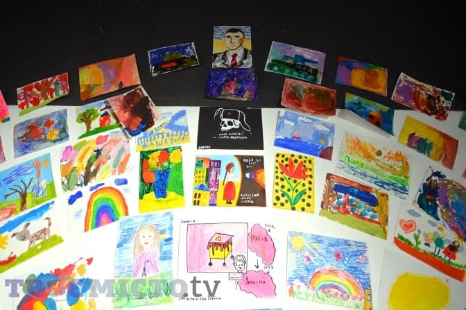 Із малюнків постраждалих дітей, яких лікують у Львові, організували виставку. Фото