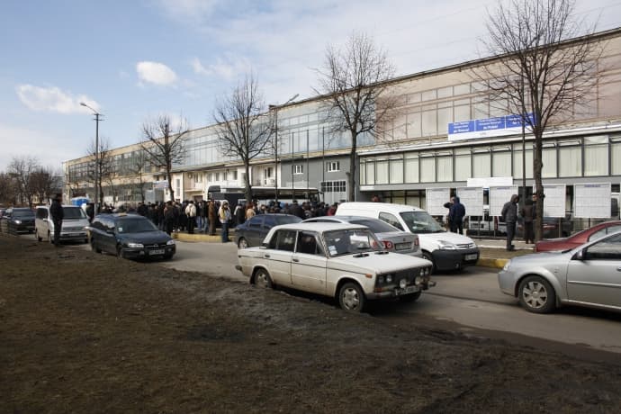Біля візового центру на Садовій у Львові заборонять стоянку