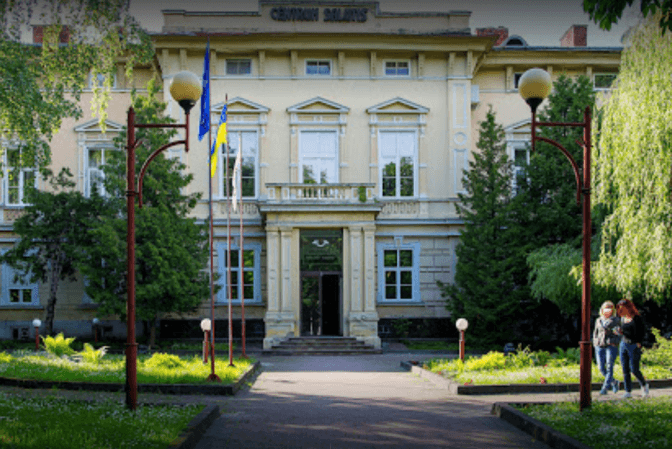 Залізничну лікарню у Львові планують перетворити в університетську клініку. Лікарі – проти