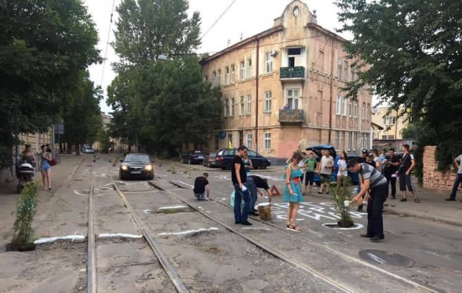 Ями на Замарстинівській у Львові розмалювали та заквітчали