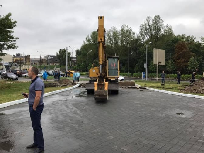 У Львові демонтують незаконно зведену заправку. Фото