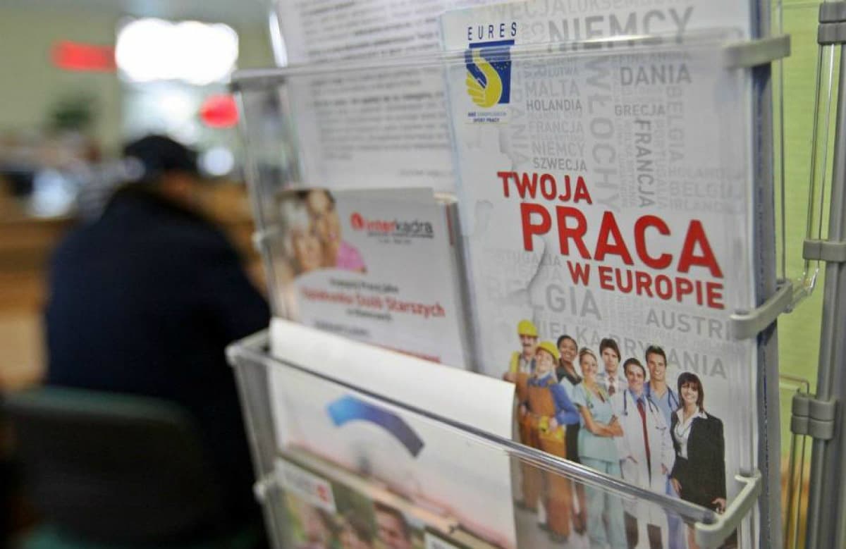 Чому українці їдуть працювати за кордон і що буде за 2 роки