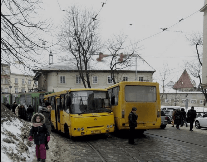 Ситуація на дорогах Львова: на вул. Підвальній не розминулися дві маршрутки. Фото
