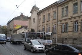 Через ремонти доріг у центрі Львова утворюються чималі затори