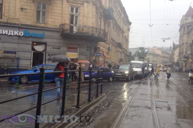 Ситуація на дорогах Львова: затор на вулиці Франка. Фото